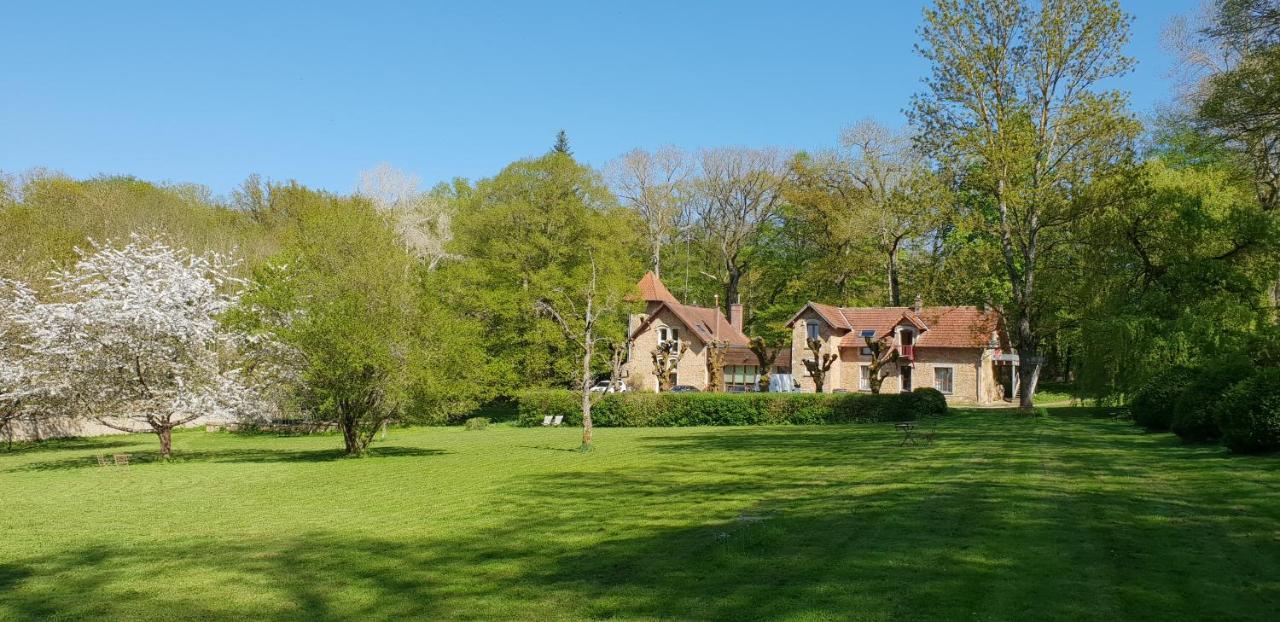 Gite Dans Un Domaine Historique Chevreuse Exterior photo