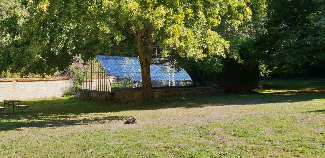 Gite Dans Un Domaine Historique Chevreuse Exterior photo