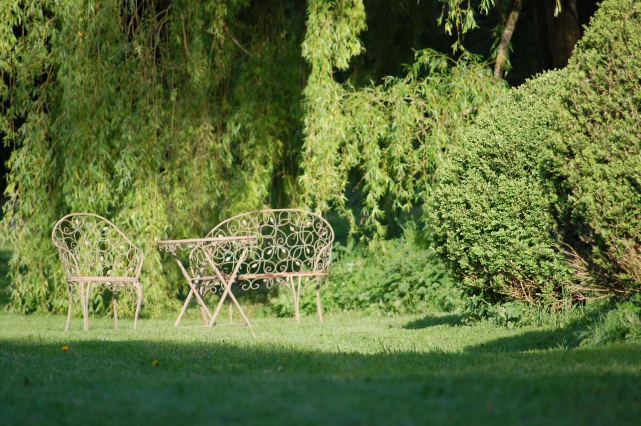 Gite Dans Un Domaine Historique Chevreuse Exterior photo